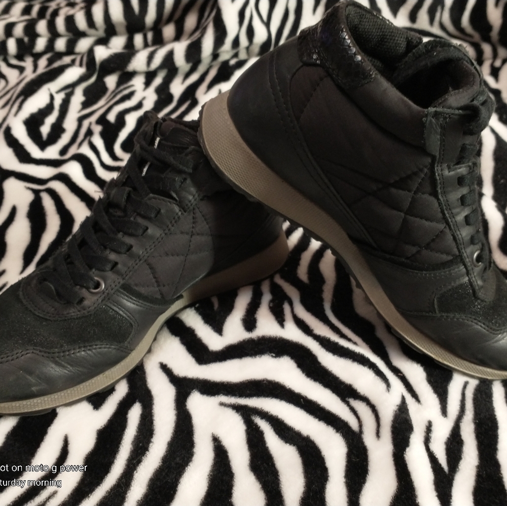 Ecco black leather sneaker